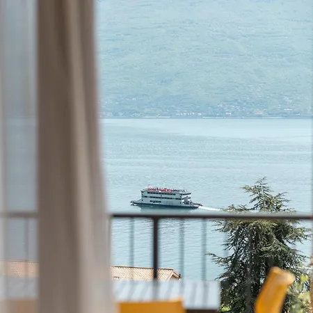 Dany Con Cucina Vista Piscina E Parcheggio Gargnano