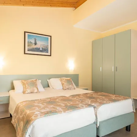 Aparthotel Dany Con Cucina Vista Piscina E Parcheggio Gargnano